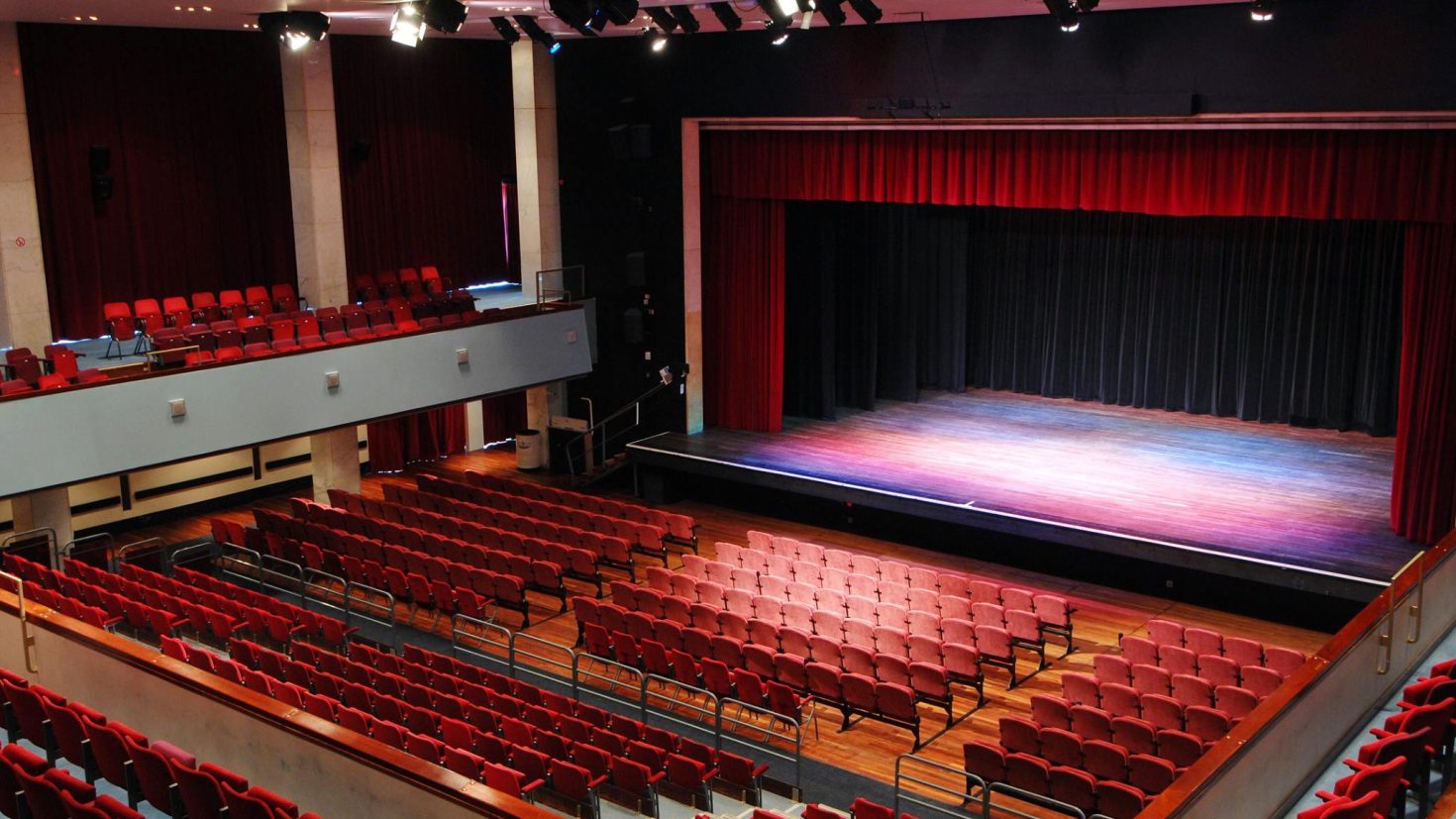 A large Alban Arena theatre with red cushioned seats.